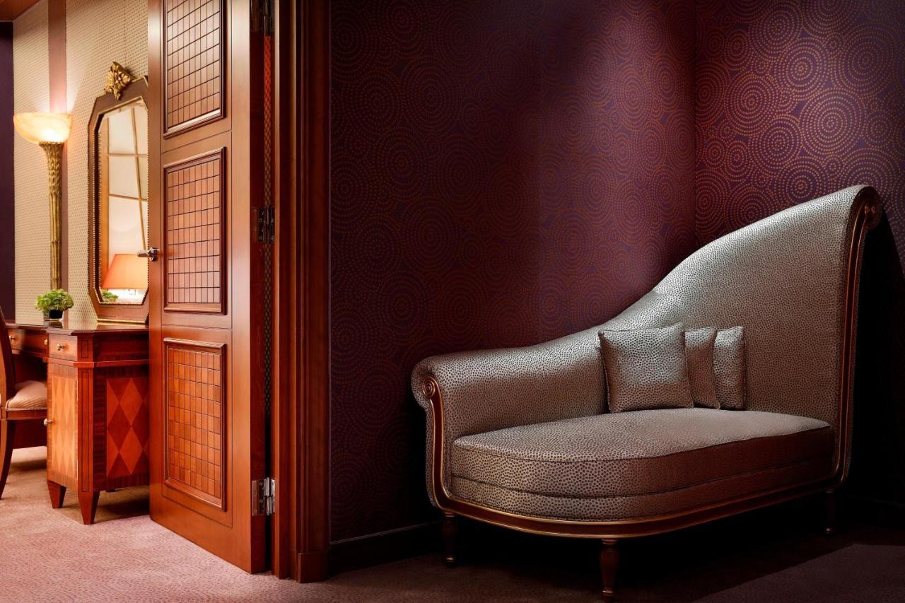 The Ritz-Carlton Jeddah Hotel Exterior foto A settee