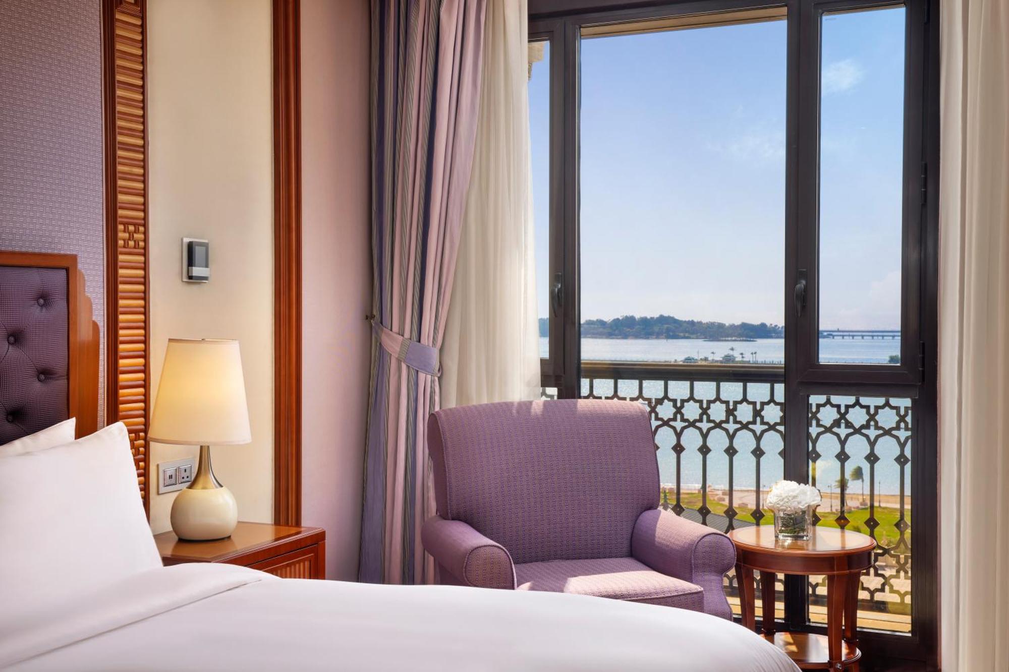 The Ritz-Carlton Jeddah Hotel Exterior foto A guest room at the hotel