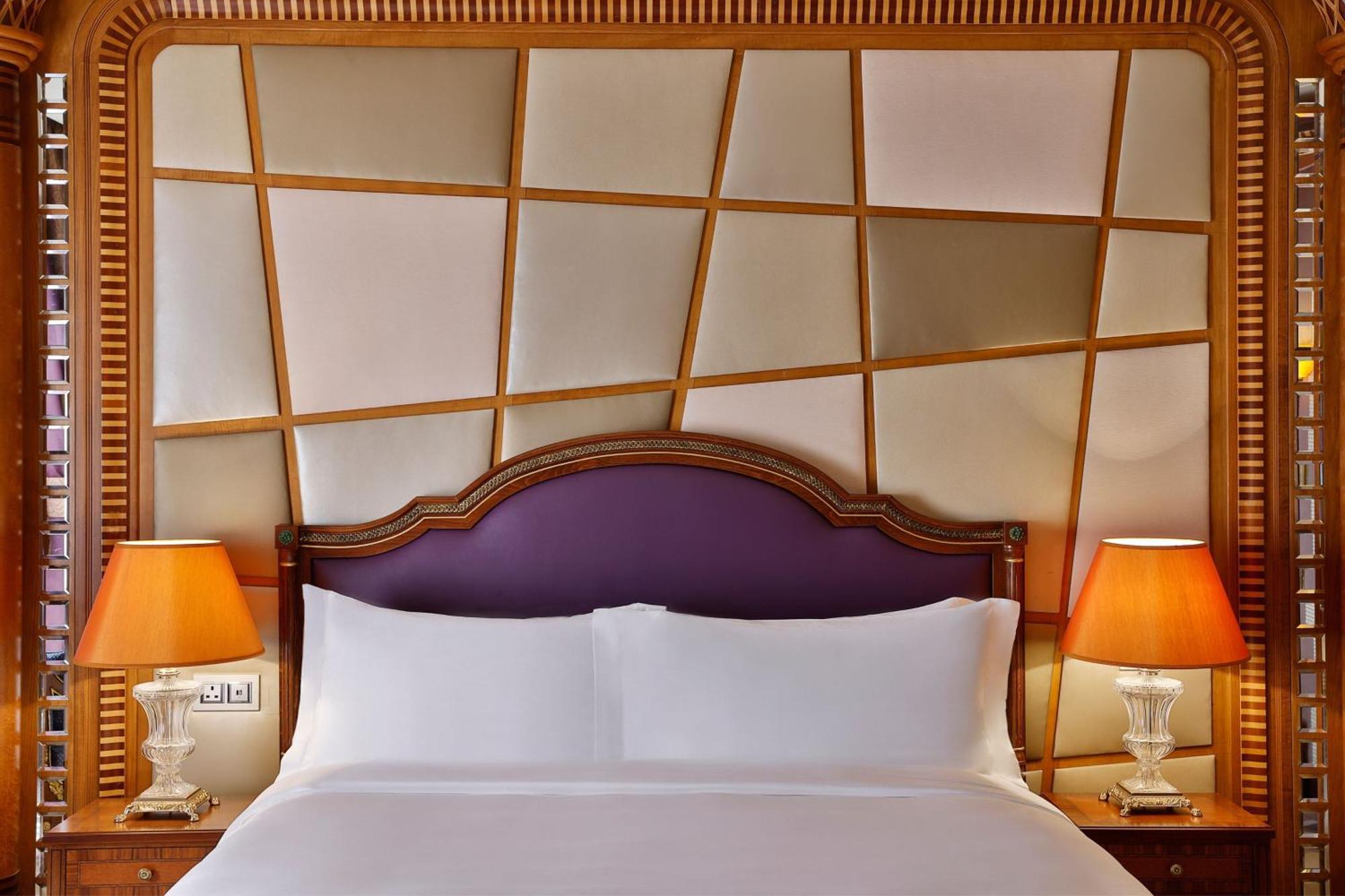 The Ritz-Carlton Jeddah Hotel Exterior foto A bed with a headboard