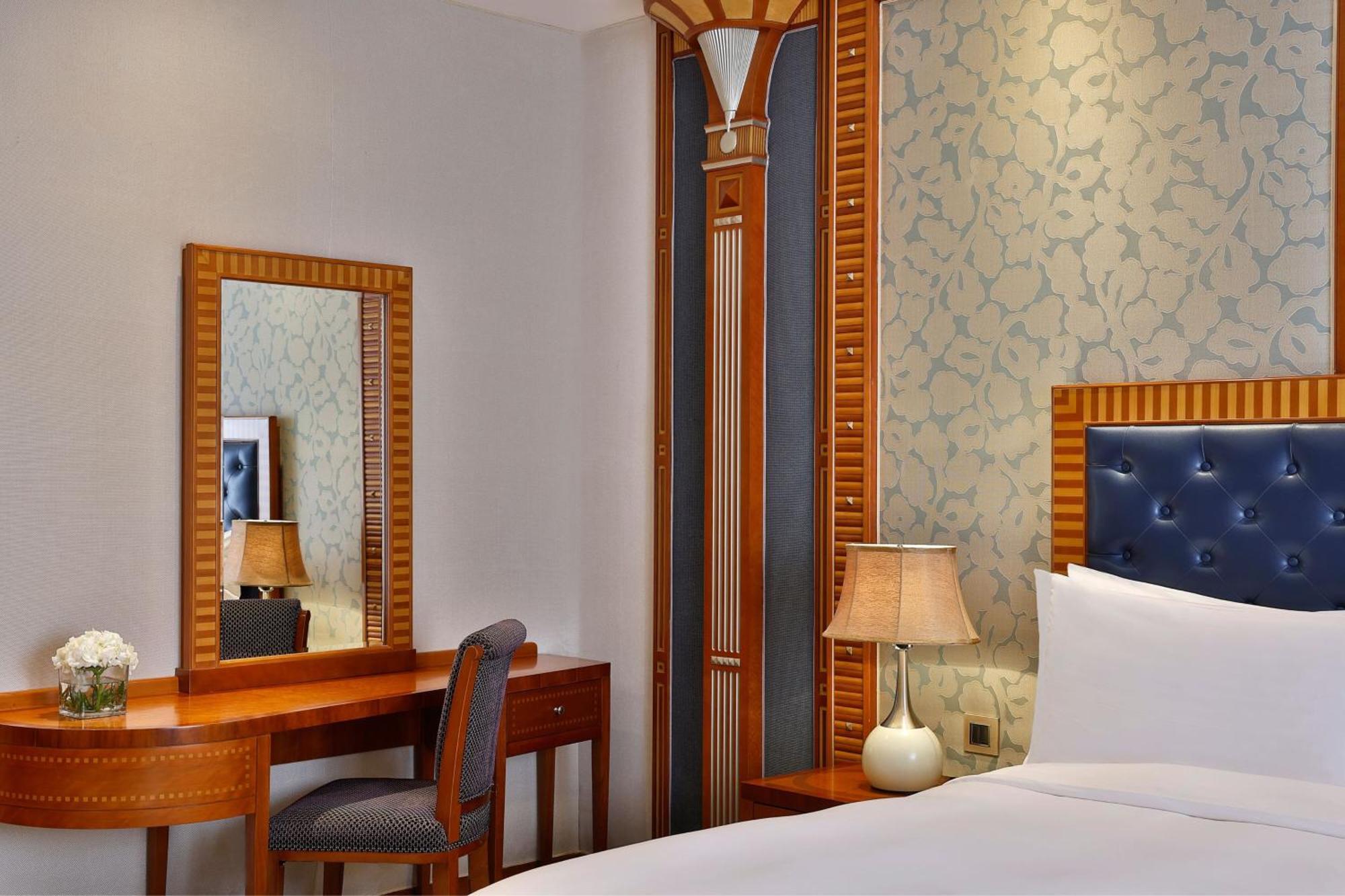 The Ritz-Carlton Jeddah Hotel Exterior foto A bedroom at the hotel