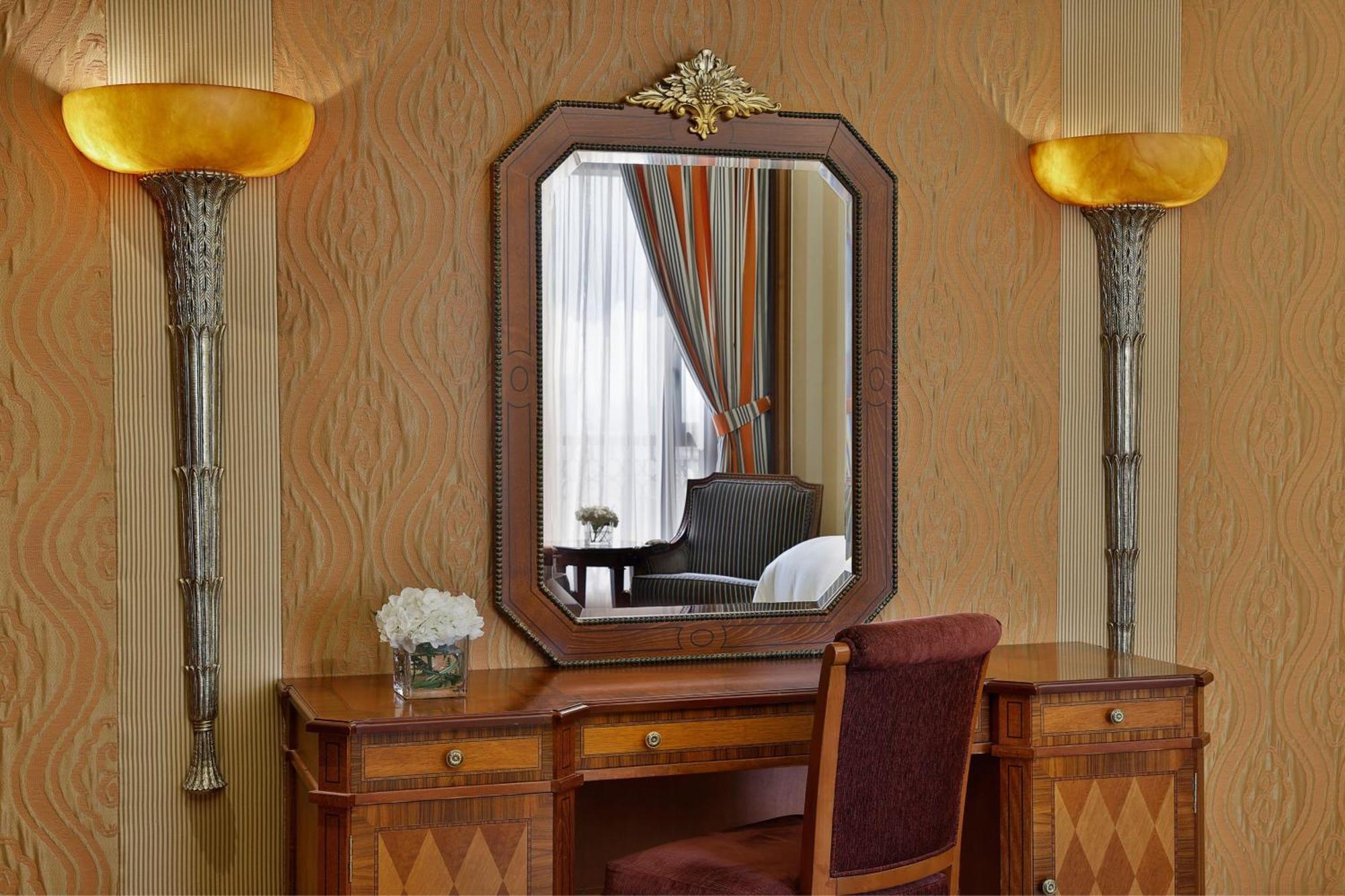 The Ritz-Carlton Jeddah Hotel Exterior foto A dressing table