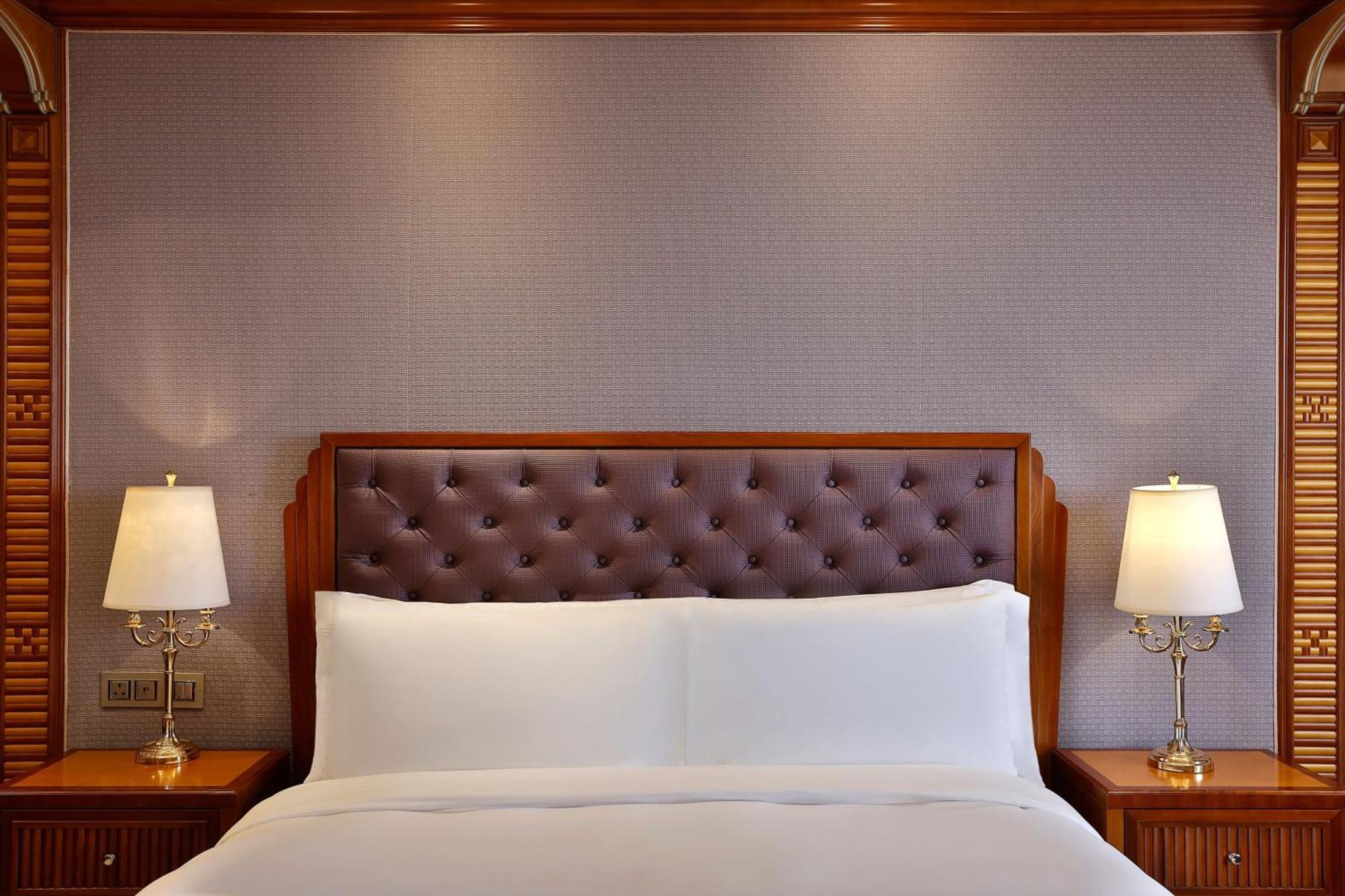 The Ritz-Carlton Jeddah Hotel Exterior foto A bed with a headboard