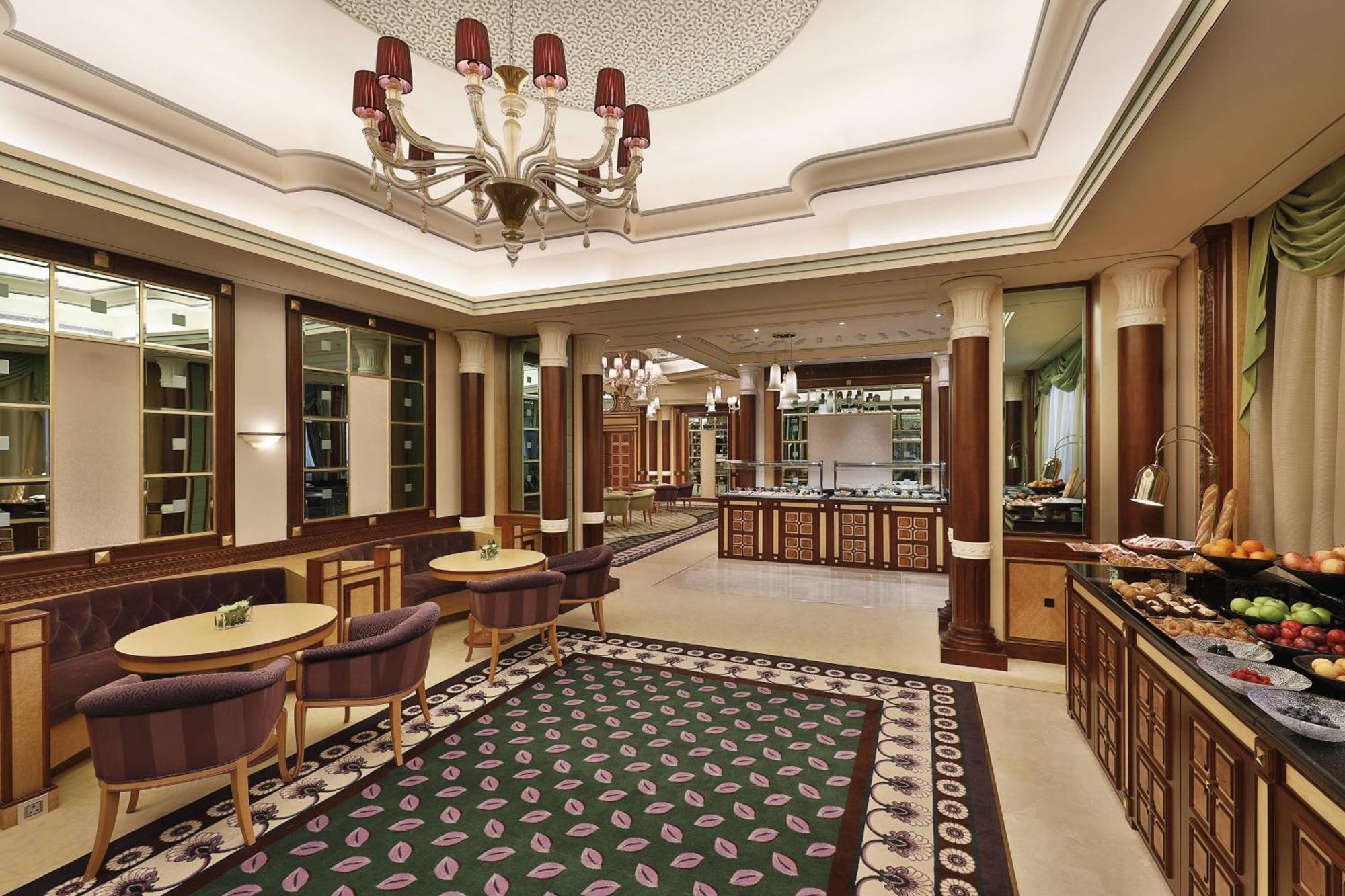 The Ritz-Carlton Jeddah Hotel Exterior foto The lobby lounge at the Taj Mahal Palace, Mumbai